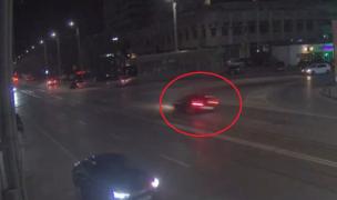 Accident cu trei BMW-uri, pe un bulevard din Iași. Momentul impactului a fost filmat de camere