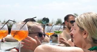 Cât costă o zi de distracţie la piscină în București. Românii care au ales relaxarea aproape de casă