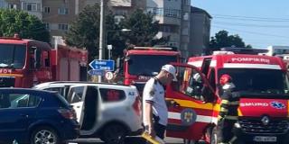 Ambulanţă implicată în accident, pe un bulevard din Craiova. Opt persoane au fost rănite