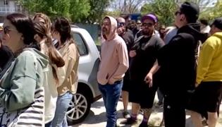 Pe litoral nu mai ajung buletinele de vot. În şlapi şi cu picioarele pline de nisip, românii se înghesuie la urne