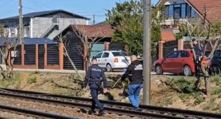 Paznic CFR din Roman, grav rănit după ce s-ar fi urcat pe un vagon, aflat sub tensiune