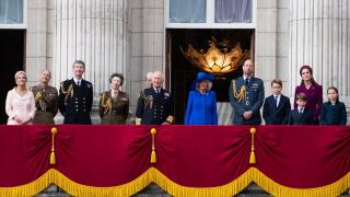 Ceremonii grandioase de Ziua Victoriei. La Londra, peste 1.300 de militari au mărşăluit până la Palatul Buckingham. Apariţia familiei regale