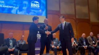 Momentul în care Nicuşor Dan şi George Simion şi-au dat mâna, la finalul Congresului BNS