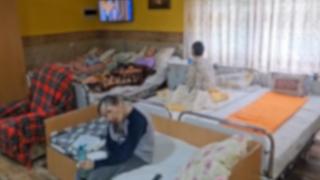 Anchete după descoperirea azilului groazei de la Dorohoi. Bătrâni cu răni şi hrăniţi cu mâncare expirată, înghesuiţi câte 15 în camere