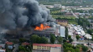 Zeci de pompieri, roboți și un elicopter Black Hawk, mobilizați pentru a stinge incendiul din Giuleşti. Alimentarea cu apă, o provocare pentru salvatori