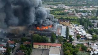Incendiu de proporții în Giulești. O școală gimnazială evacuată, fumul toxic a ajuns la kilometri distanță