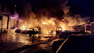 Momentul în care o hală din Timișoara a fost cuprinsă de flăcări. Incendiul s-a extins în câteva minute