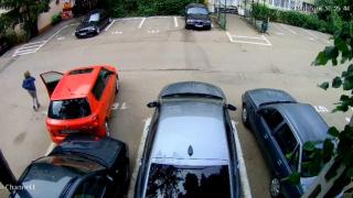 Momentul în care o şoferiţă din Buzău greşeşte o parcare simplă, de două ori. Cum a reacţionat femeia după ce a văzut ce-a făcut