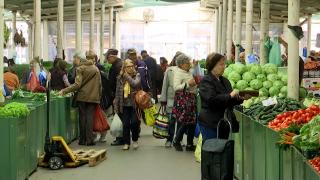 Preţurile au explodat în pieţe. Roşiile româneşti au ajuns să coste 35 de lei kg