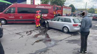 Microbuz cu 15 copii, implicat într-un accident la Brașov: Trei adulţi şi zece copii, transportaţi la spital