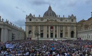 Papa Leon, prima rugăciune de la balconul bazilicii Sfântul Petru. Suveranul Pontif face apel la încetarea războiului în Ucraina și în Gaza