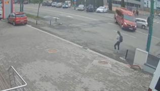 Filmul accidentului din Braşov în care a fost implicat un microbuz cu 15 copii