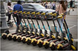 În Brașov nu se mai închiriază trotinete, pentru că nu garantează nimeni că nu vor rămâne împrăștiate pe străzi: "Mai bine fără. Erau aruncate"