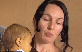David suferă de o boală care apare la unul din 100.000 de bebeluși. Mama lui este disperată să facă rost de bani pentru transplant: 