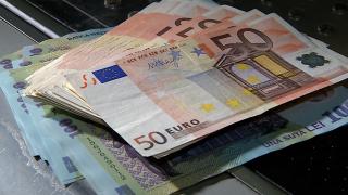Românii strâng cureaua înainte de alegeri. Renunţă la vacanţe şi ieşiri în oraş, din cauza creşterii euro