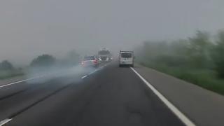 Momentul șocant în care un șofer intră în depășire și evită moartea în ultima secundă, pe o șosea din Cluj. A frânat până a ieșit fum din roți
