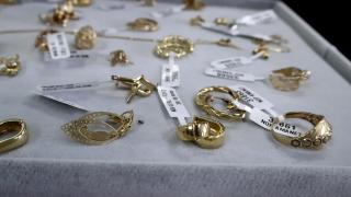Românii, păcăliți cu bijuterii false din aur cumpărate de pe internet