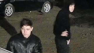 Tineri filmaţi cum vandalizează un service auto din Iaşi. După prăpăd, ar fi luat o maşină cu care s-au plimbat prin oraş