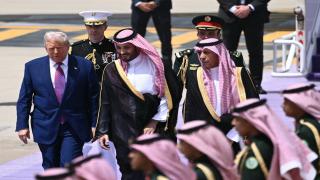 Trump, întâmpinat cu fast pe aeroport la Riad chiar de prinţul MBS. Mizele turneului din Orientul Mijlociu şi de ce ignoră Israelul
