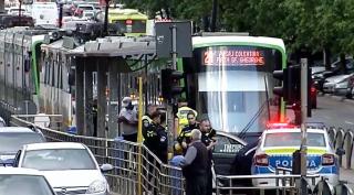 "L-a lovit şi l-a aruncat câţiva metri". O maşină de poliţie în misiune a spulberat un tânăr pe trecere, în Bucureşti