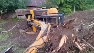 Un sucevean a ajuns la spital, după ce s-a răsturnat cu excavatorul 