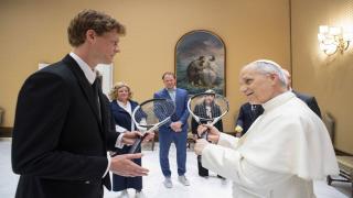 Papa Leon al XIV-lea l-a primit pe Jannik Sinner la Vatican. Reacţia sa când numărul 1 mondial l-a invitat să joace