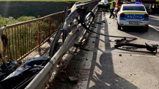 Sucevean încarcerat după ce a rupt cu maşina un parapet de pe marginea DN17