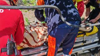 Bărbat căzut într-o fântână adâncă de 12 metri, în Vâlcea. Un pompier curajos a coborât pentru a-l salva