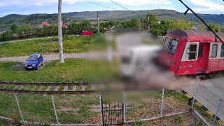 Accident feroviar filmat în Vaslui. Doi tineri au supravieţuit miraculos, după ce duba lor a fost spulberată de tren