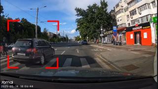 Mamă și fiică, la un pas de tragedie pe o trecere de pietoni în Galați. Momentul în care un șofer grăbit trece în viteză pe lângă ele