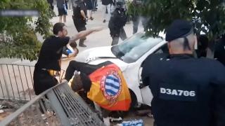 O maşină a intrat în mulţime înaintea derbiului Barcelonei dintre Espanol şi Barça: 13 persoane au fost rănite