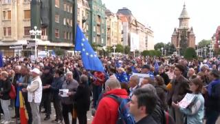 Sute de oameni au ieșit în stradă, în Cluj şi Timişoara, la mitinguri pro-europene. "România are un potenţial atât de mare!"