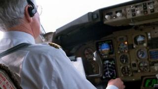 Un avion cu 200 de pasageri a zburat 10 minute nesupravegheat. Pilotul era la baie şi copilotul leşinase în cabină