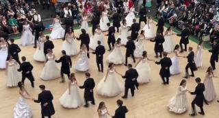 Spectacol în paşi de vals. Elevii unui liceu din Cluj-Napoca au adus magia balurilor vieneze la banchetul de absolvire