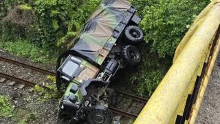 Filmul accidentului din Călimăneşti. Cum s-au răsturnat cei doi militari francezi cu camionul de pe pod, pe calea ferată. Făceau parte din convoiul NATO
