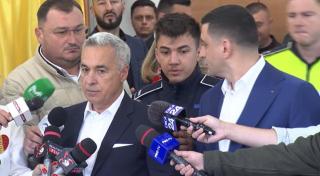 Simion şi Georgescu, împreună la vot: cei doi, întrerupţi de un poliţist când au vrut să facă declaraţii în secţia de votare. Simion: "Nu e frumos ce aţi făcut"