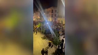 Sute de oameni în centrul Capitalei, lângă Cișmigiu, o manifestaţie spontană pro-Nicușor Dan