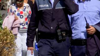 Scandal la o cafenea din Onești. O polițistă a fost lovită cu pumnul, iar un coleg a fost mușcat în timp ce încercau să imobilizeze un individ