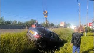 Accident misterios în Vâlcea. Poliţiştii au găsit o maşină în şanţ, dar nu ştiu cum a ajuns acolo şi nici cine e şoferul