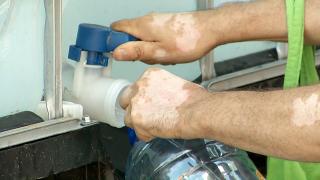 Judeţul din ţară unde apa de la robinet a fost contaminată cu arsenic. Localnicii trăiesc din provizii aduse cu cisterna