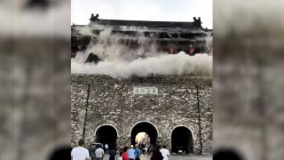 Momentul când un turn vechi de 600 de ani din China se prăbuşeşte în faţa turiştilor veniţi să îl vadă