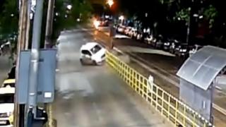 Un livrator de mâncare din Iaşi a intrat cu maşina într-un refugiu de tramvai. Era atent la telefon