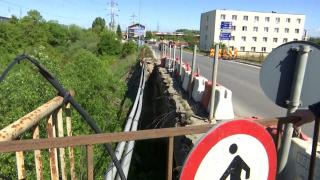 Un pod din Braşov, "bombă cu ceas", va fi demolat în regim de urgenţă. Circulaţia rutieră a fost închisă