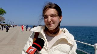 Reacţia unei tinere întrebată cât alocă pentru o săptămână pe litoral: "Depinde unde stai"