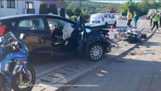 Motociclist de 31 de ani, rănit grav într-un accident în Suceava. A pierdut controlul într-o curbă şi s-a izbit de o maşină