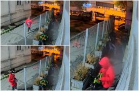Tânăr din Capitală, filmat cum fură o bicicletă. Nu s-a putut abține când a văzut-o și a sărit gardul unui hotel ca să o ia