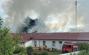 Acoperişul unei şcoli din Vrancea s-a făcut scrum după un trăsnet: 34 de elevi şi trei profesori se aflau în clădire