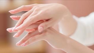 De ce e important să folosim creme cu factor de protecţie solară chiar şi în zilele înnorate. Copiii sunt cei mai vulnerabili