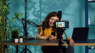 Metoda prin care unii tineri au ajuns să facă bani pe TikTok. Trendul poate fi periculos pentru urmăritori