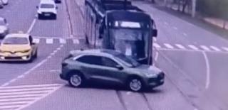 Momentul în care un tramvai loveşte în plin un Ford Kuga. Şoferul a vrut sa întoarcă fără să se asigure